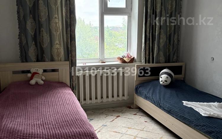 2 бөлме · 70 м² · 4/9 қабат, 12 ш/а., Бокенбай батыра 6, бағасы: 40 000 ₸ в Актобе, мкр 12 — фото 2