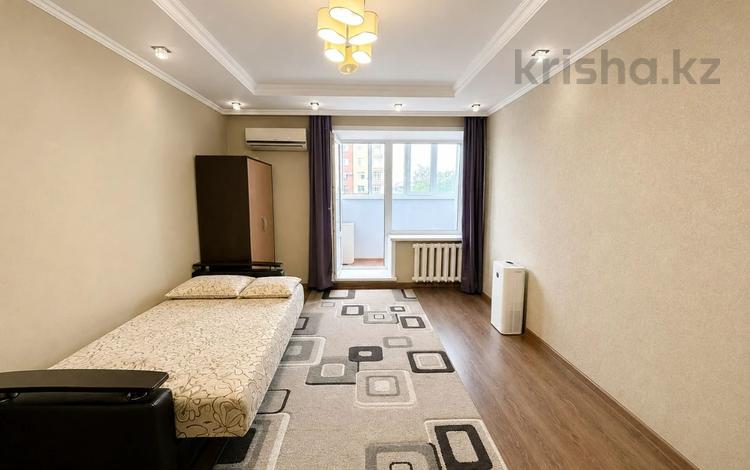 3-комнатная квартира · 80.8 м² · 3/5 этаж, мкр Михайловка , Касыма Аманжолова 59 за 35 млн ₸ в Караганде, Казыбек би р-н — фото 2