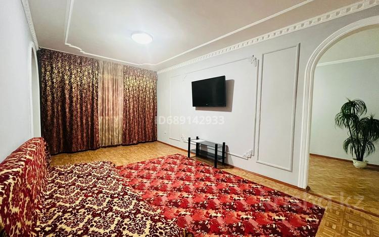 1-комнатная квартира, 65 м² посуточно, Айбергенова 1-Б — Шымкент плаза за 7 000 〒 — фото 2