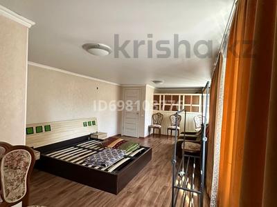 Отдельный дом · 2 комнаты · 80 м² · 1 сот., Гурилева — Халиулина за 250 000 ₸ в Алматы, Медеуский р-н