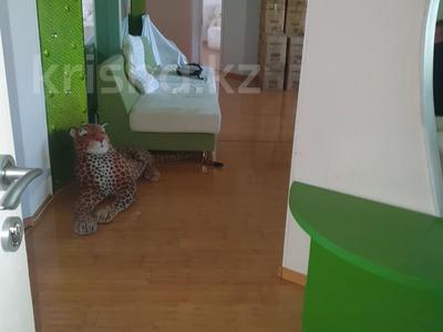 Продажа квартир в Жетысу обл.: 2-комнатная квартира · 147.4 м² · 3/3 этаж, Ракишева за 47 млн 〒 2-комнатная квартира · 147.4 м² · 3/3 этаж, Ракишева за 47 млн 〒 в Талдыкоргане, мкр Мушелтой