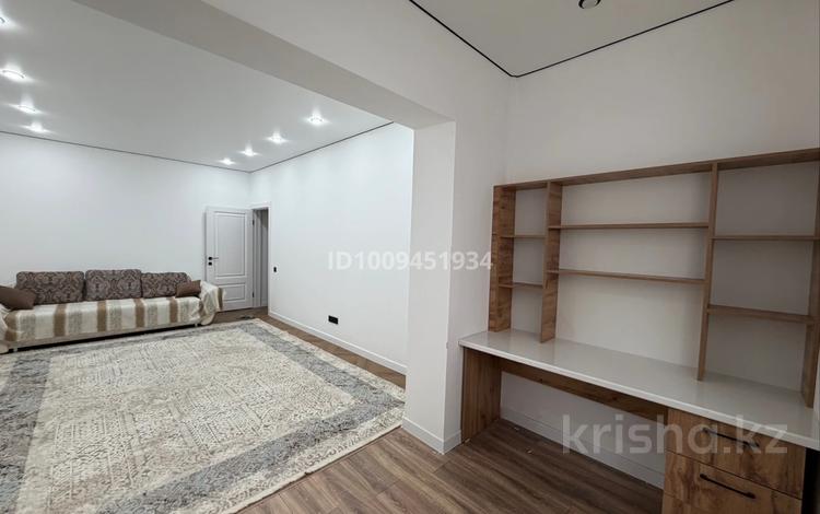 2-комнатная квартира · 63 м², мкр Сары Арка 30 — Напротив площади Исатая и Махамбета за 300 000 ₸ в Атырау — фото 2