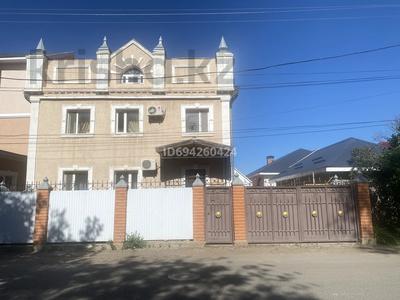 Жеке үй · 4 бөлме · 265.7 м² · 3 сот., Аманжолова 84, бағасы: 100 млн ₸ в Уральске, мкр Школьник