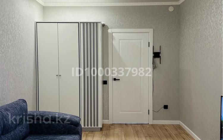 1-комнатная квартира · 43 м² · 4/5 этаж · помесячно, мкр Кунаева за 160 000 〒 в Уральске — фото 3