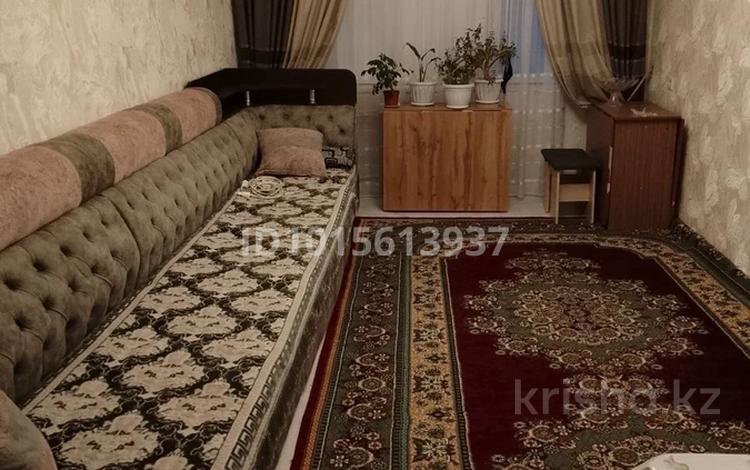 2-комнатная квартира · 73 м² · 4/5 этаж, мкр Каратау 16 — Дом находится в 2-м микрорайоне, в очень удобном месте. До торгового центра — всего 5 минут пешком. Рядом прямо возле дома есть школа и детский сад. Расположен в районе Односторонки, всё необходимое находится рядом. за 60 000 ₸ в Таразе — фото 2
