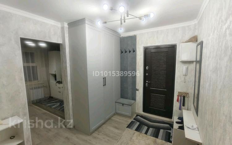 2-бөлмелі пәтер · 55 м² · 2/5 қабат, 11 ш/а., ул.Аз-Наурыз 28 — ул.Аз Наурыз , пересечение улицы Шайкенова, бағасы: 21.8 млн ₸ в Актобе, мкр 11 — фото 2