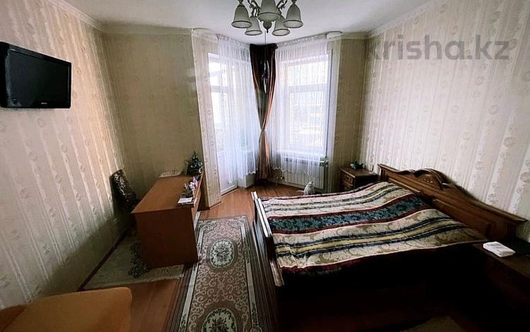 2-комнатная квартира, 100 м², 3/9 этаж помесячно, Торайгырова 1/3 за 220 000 〒 в Павлодаре — фото 2