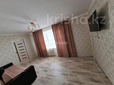 2-бөлмелі пәтер · 43 м² · 2/5 қабат, Жаңа қала ш/а., Б.Жырау 44, бағасы: 12 000 ₸ в Караганде, Казыбек би р-н