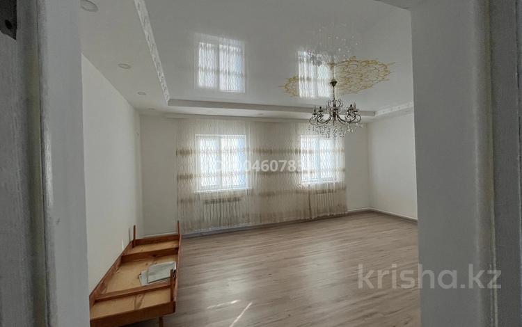 Отдельный дом · 4 комнаты · 150 м² · 8 сот., мкр Байтак-2, 5 43 — Возле школы 50 за 22.5 млн 〒 в Атырау — фото 2