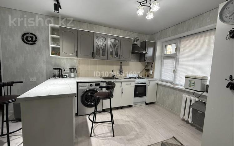 3-комнатная квартира · 64.9 м² · 3/4 этаж, 1-й мкр 7 — 1,7 за 15.3 млн 〒 в Актау — фото 2