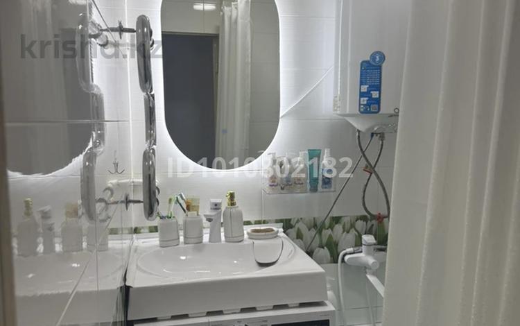 3-комнатная квартира · 63 м² · 5/5 этаж, Майкудук, 17й микрорайон 56 за 16 млн ₸ в Караганде, Алихана Бокейханова р-н — фото 2