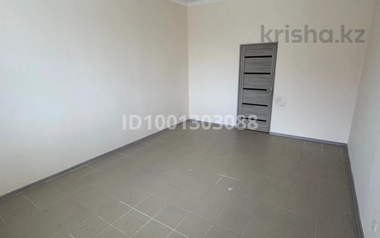 Офисы, склады, салоны красоты, бани, гостиницы и зоны отдыха, фитнес и спорт, медцентры и аптеки, образование, развлечения, конференц-залы, кабинеты и рабочие места, студии · 20 м² за 60 000 〒 в Атырау, мкр. Алмагуль — фото 7