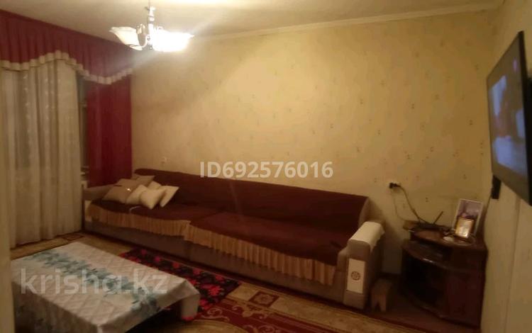 3-комнатная квартира · 61 м² · 4/5 этаж, 10микр 10 дом 17кв за 19 млн ₸ в Таразе — фото 2