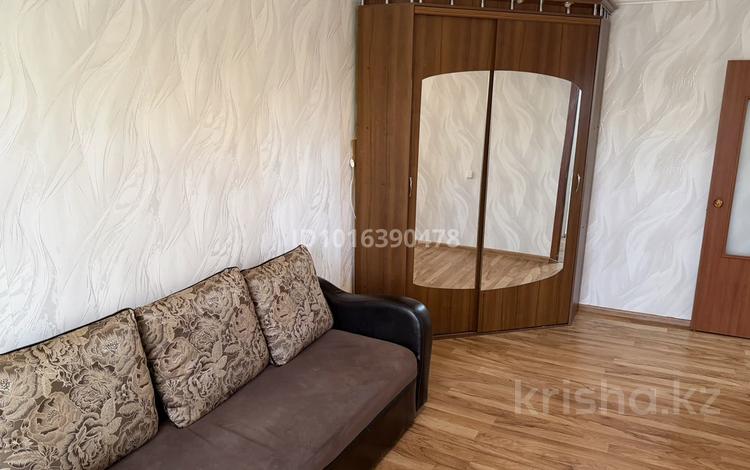 1-комнатная квартира · 34 м² · 4/5 этаж, мкр Юго-Восток, 28й микрорайон 34 — Парк Победы, остановка Караван за 12.2 млн ₸ в Караганде, Казыбек би р-н — фото 2