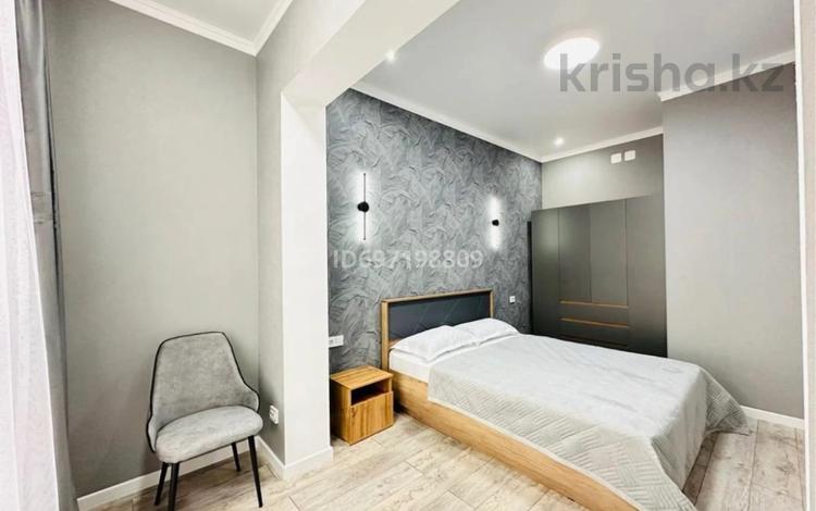 1-комнатная квартира, 50 м², 2/4 этаж посуточно, мкр Коктем-2 за 17 000 〒 в Алматы, Бостандыкский р-н — фото 2