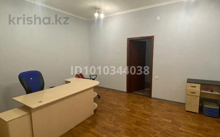 Офисы, кабинеты и рабочие места · 32 м² за 170 000 ₸ в Караганде, Казыбек би р-н — фото 2