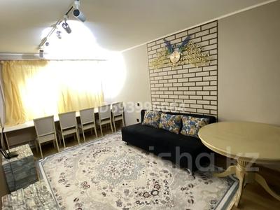 2-комнатная квартира, 45 м², 1/4 этаж посуточно, мкр Коктем-3 1 за 25 000 〒 в Алматы, Бостандыкский р-н