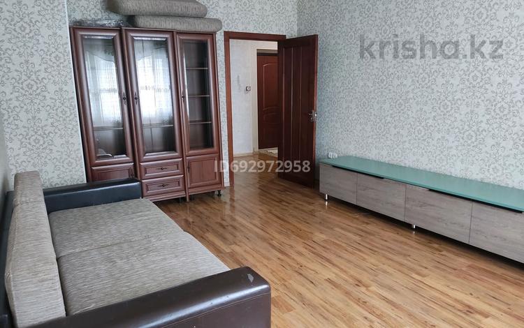 1-комнатная квартира, 52 м², 14/17 этаж помесячно, мкр Мамыр-1 за 200 000 〒 в Алматы, Ауэзовский р-н — фото 2