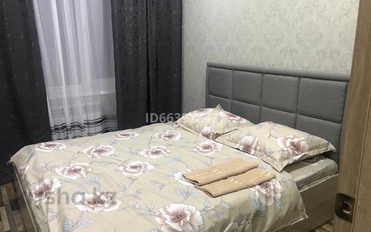 2-бөлмелі пәтер, 43 м², 3/9 қабат тәулігіне, ул Победы 18 — Пр Ауэзова, бағасы: 15 000 〒 в Семее — фото 2