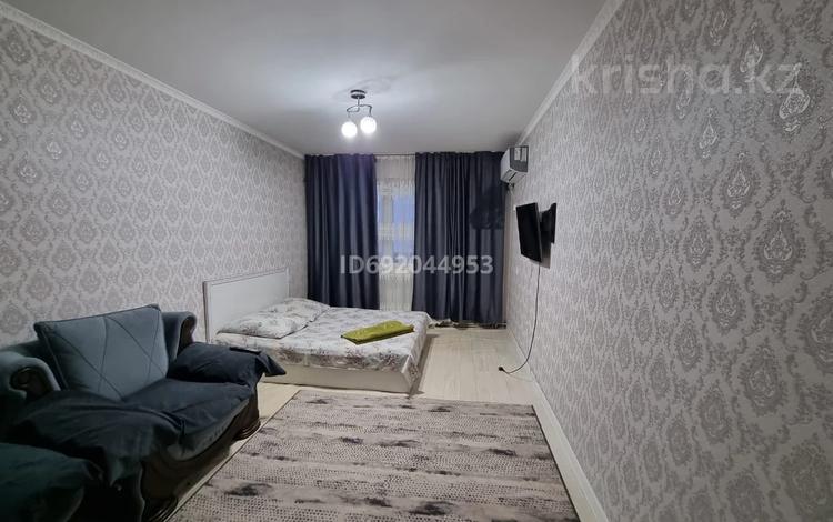 1-бөлмелі пәтер, 40 м², 4/5 қабат тәулігіне, Площадь Альфараби 9 — Жангельдина остановка Айгул, бағасы: 10 000 〒 в Шымкенте, Аль-Фарабийский р-н — фото 2