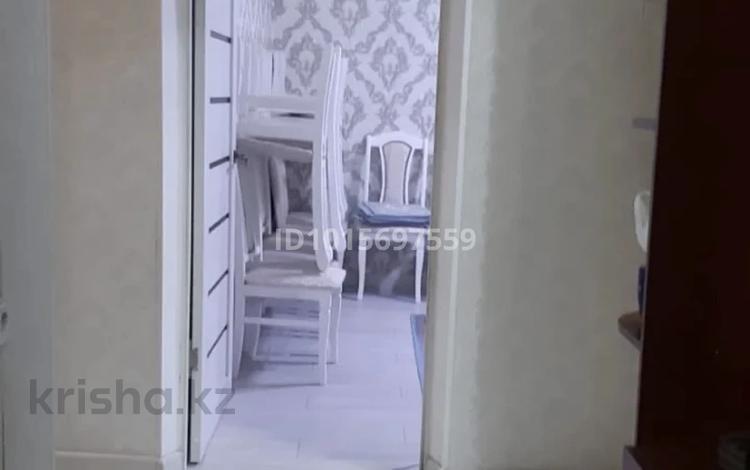 2-комнатная квартира · 70 м² · 8/9 этаж, мкр Аксай-2 68 за 300 000 ₸ в Алматы, Ауэзовский р-н — фото 2