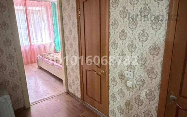 3-комнатная квартира · 60 м² · 4/5 этаж, Дулатова 141 за 220 000 ₸ в Семее — фото 2