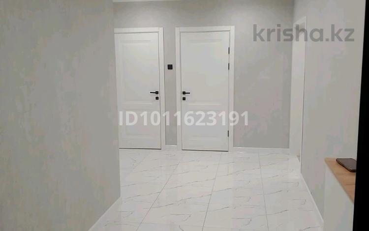 2-комнатная квартира · 77 м² · 9/9 этаж, Самал 110 дом за 27 млн ₸ в Уральске — фото 2