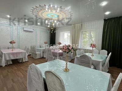 Дом · 9 комнат · 300 м², Елемесова 103 за 120 000 〒 в Семее