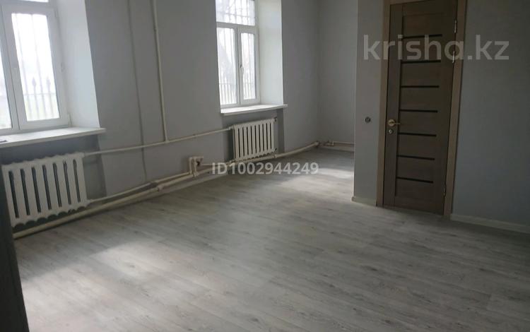 3-комнатная квартира · 64 м² · 1/3 этаж, Караганды 36 — Караганды Абая за 9.9 млн ₸ в Темиртау — фото 2