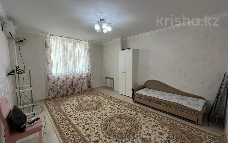 1-комнатная квартира, 44 м², 4/5 этаж помесячно, 19-й мкр 14/3 — Рядом Royal House