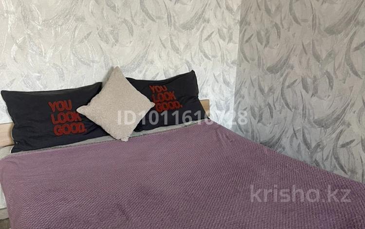 1-комнатная квартира · 40 м² · 2/5 этаж, мкр Новый Город, Нуркена абдирова 9 за 10 000 ₸ в Караганде, Казыбек би р-н — фото 2