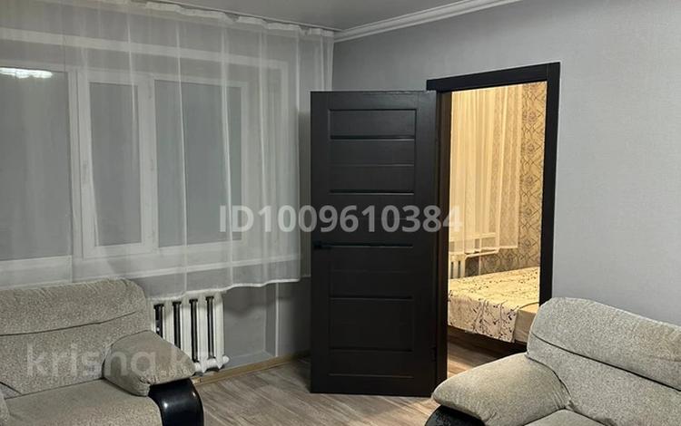 3-комнатная квартира · 50 м² · 2/5 этаж, мкр Новый Город, Пичугина за 19 000 ₸ в Караганде, Казыбек би р-н — фото 2