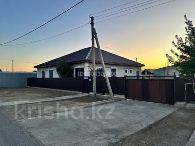 Отдельный дом · 5 комнат · 190 м² · 10 сот., мкр Береке, 14 2Б — Возле вокзала и базар Дина за 40 млн 〒 в Атырау