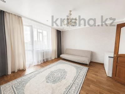2-бөлмелі пәтер · 54 м² · 5/10 қабат, Гүлдер 3 ш/а. — Школа-лицей 101, бағасы: 23.5 млн ₸ в Караганде, Казыбек би р-н
