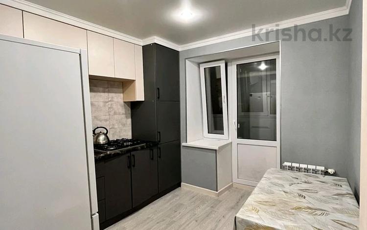 2-бөлмелі пәтер · 56 м² · 2/5 қабат, мкр 8, Братьев жубановых 287 — 101 стрелковой дивизии, бағасы: 14 000 ₸ в Актобе — фото 2