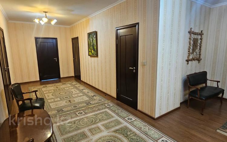 4-комнатная квартира · 186 м² · 3/15 этаж, Бактыгерея Кулманова 1В за 350 000 ₸ в Атырау — фото 2