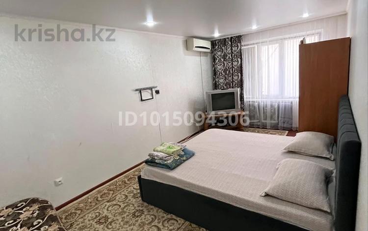 1-комнатная квартира · 45 м² · 1/5 этаж, Привокзальный 3 19 — Дина,Car City, недалеко от вокзала за 8 000 ₸ в Атырау, мкр Привокзальный-3 — фото 2