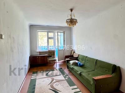 2-бөлмелі пәтер · 42.9 м² · 4/5 қабат, Акбулак ш/а. 2 — Майлина және Қаратай Тұрысова көшелерінің қиылысы., бағасы: 11 млн ₸ в Таразе, мкр Акбулак