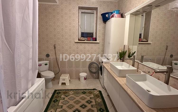 Отдельный дом · 4 комнаты · 240 м², мкр Оркен, Шореева 108 — Рядом с маг. Рамис за 500 000 〒 в Атырау — фото 2