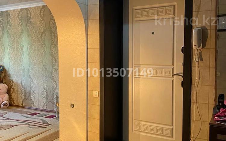 3-комнатная квартира · 57.6 м² · 2/5 этаж, мкр Михайловка , Аманжолова 45 — Магазин Школьник за 24 млн ₸ в Караганде, Казыбек би р-н — фото 2