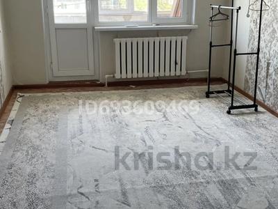 2-комнатная квартира, 48 м², 5/5 этаж помесячно, мкр 5, Есет батыра 91 — Остановка дом ветеранов за 120 000 〒 в Актобе, мкр 5