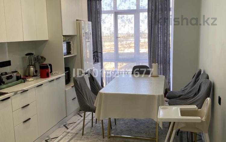 2-комнатная квартира · 74 м² · 3/9 этаж, мкр Кокжиек, Жолымбет 20 — Жолымбет 65 за 300 000 ₸ в Алматы, Жетысуский р-н — фото 2