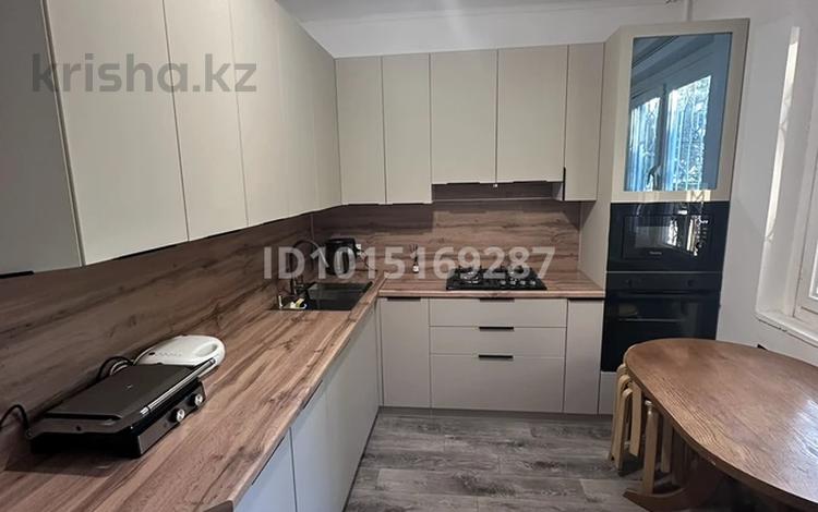 2-комнатная квартира · 50 м² · 1/5 этаж, 10 мкр 6 за 21.5 млн ₸ в Аксае — фото 2