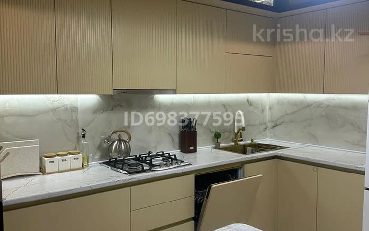 3-комнатная квартира · 100 м² · 4/10 этаж, мкр Нурсая, Т. Жумагалиева 10 за 44 млн ₸ в Атырау — фото 57