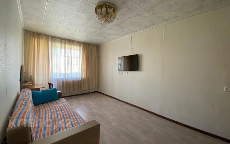 1-комнатная квартира, 34 м², 5/5 этаж помесячно, Каирбаева 74 за 90 000 〒 в Павлодаре — фото 2