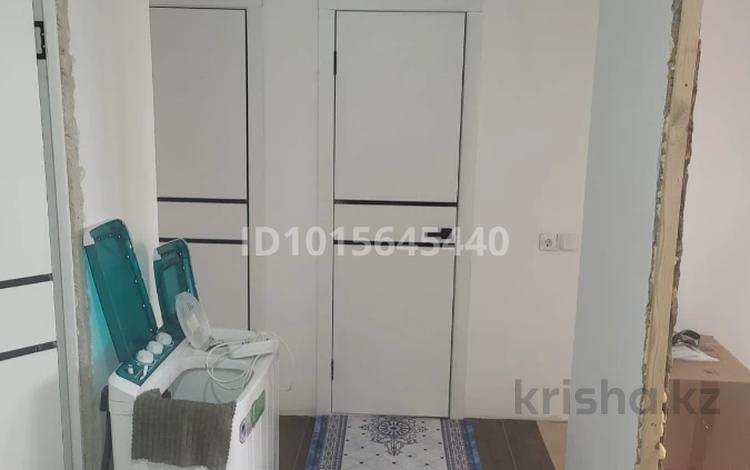 3-комнатная квартира · 61.7 м² · 5/5 этаж, Майкудук, Мкр Восток-5 34 — 68 школа. детский сад. супермаркет каскад за 19.5 млн ₸ в Караганде, Алихана Бокейханова р-н — фото 2
