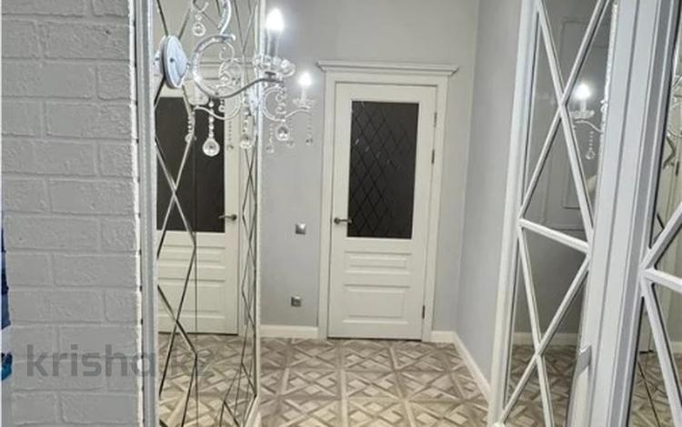 3-комнатная квартира · 87 м² · 1/4 этаж, мкр Михайловка , Аманжолова — РЦ "Санад", Центр зрения "Плюс" РЦ "Умит", Лицей для девочек, Дворец детства за 68 млн ₸ в Караганде, Казыбек би р-н — фото 15
