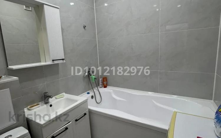 1-комнатная квартира · 45.5 м² · 2/5 этаж, ул. Халела Досмухамедова 93 за 22 млн ₸ в Атырау, мкр Авангард-2 — фото 2