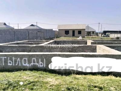 Участок · 8 соток, Өрлеу 24 — Екі жанында үйлер бар ,уйге фундамент құйылған. за 10 млн ₸ в Акбай