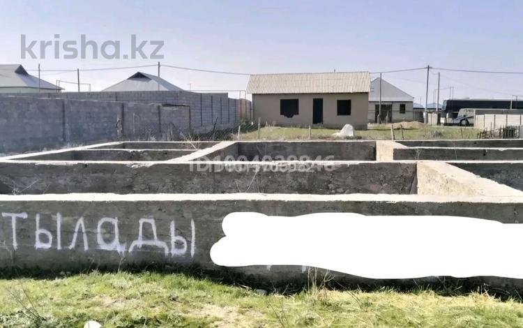 Участок · 8 соток, Өрлеу 24 — Екі жанында үйлер бар ,уйге фундамент құйылған. за 10 млн ₸ в Акбай — фото 4